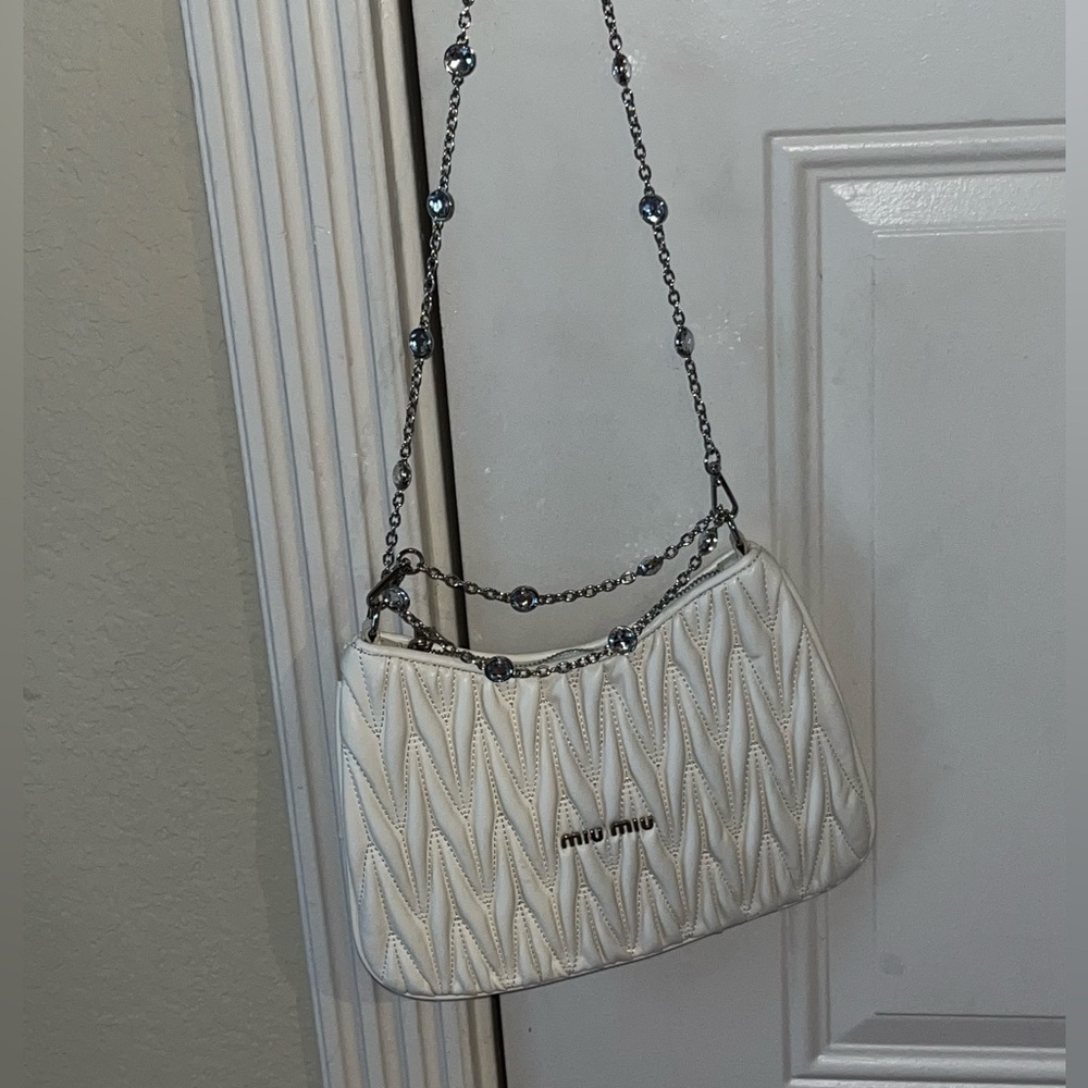 White Miu Miu Purse with Chain Shoulder Bag/Crossbody